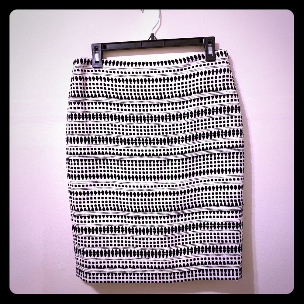 Black and White Patterned LOFT Pencil Skirt